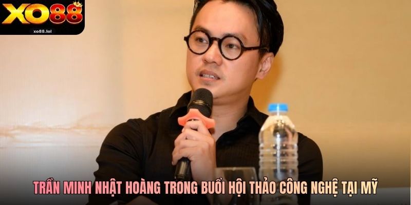 Trần Minh Nhật Hoàng trong buổi hội thảo công nghệ tại Mỹ